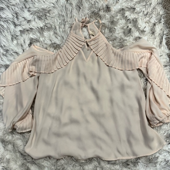 NWOT 💟Entro Cream Pleated Cold Shoulder Blouse With Bib Collar - Picture 4 of 4